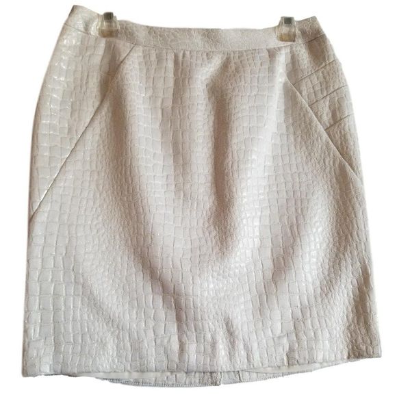 Textured Skirt Suit - Picture 5 of 6